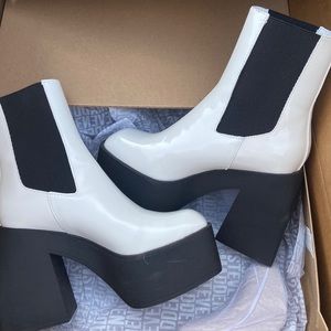 New in Box Steve Madden Teaser size 5.5 white boots